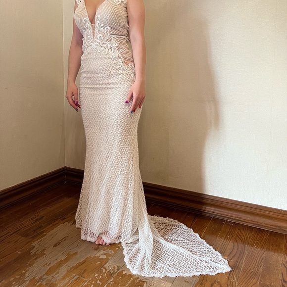 Beautiful BERTA WEDDING DRESS - Picture 11 of 14
